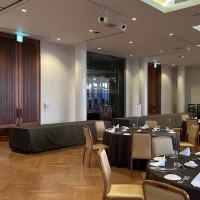 大きなスクリーンがあり、テーブルの間隔も程よいです