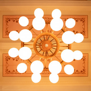披露宴会場は天井も高く照明もきれいです。