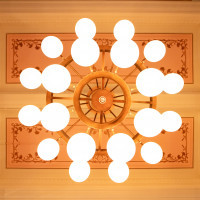 披露宴会場は天井も高く照明もきれいです。