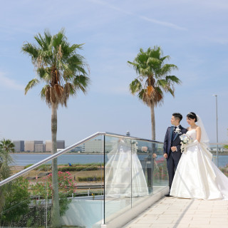 挙式会場の外。青い空にヤシの木が映える。