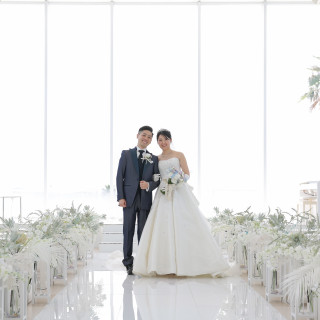 ガラス張りの明るい挙式会場。