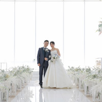 ガラス張りの明るい挙式会場。