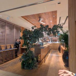 披露宴会場入り口のアーチは自由に飾り付けができるとのことでし|765678さんのLos Angeles balcony(ロサンジェルスバルコニー)の写真(2511463)