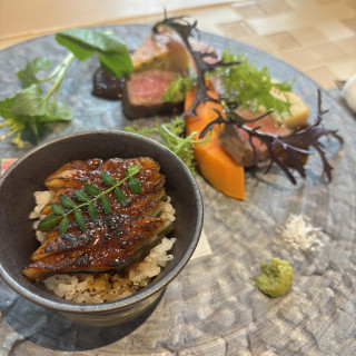 お箸でいただけるコース料理。料理内容はセレクトできる。