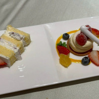 左:ウェディングケーキ
右:デザート