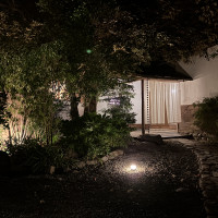夜の玄関の様子。