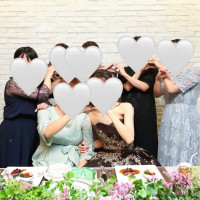 新郎新婦と友人の集合写真(メインテーブル)