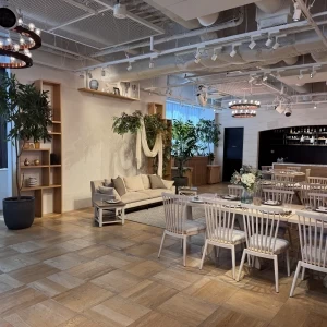 披露宴会場2のゲスト席と高砂|765785さんのampersand By LAGUNAVEIL ATELIER（アンパサンド）の写真(2516319)