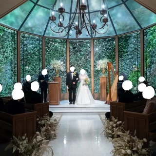 チャペル
グリーンと木目があたたかい雰囲気になります