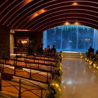 洞窟のような非現実的なチャペルです。