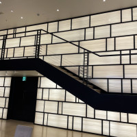 まっすぐな階段で、ウェディングドレスを着た時も歩きやすい。