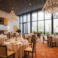 自然光が入る披露宴会場