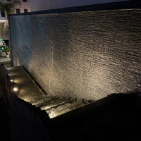 水が流れる階段があり上から撮った写真です。