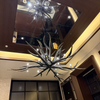 披露宴会場にあるお洒落なシャンデリアです。