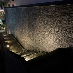 水が流れる階段があり上から撮った写真です。|766012さんのBIANCARA HILLSIDE TERRACE（ビアンカーラ ヒルサイドテラス）の写真(2512824)