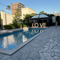 プールがあり、プールを挟んでブーケプルズをおこないました