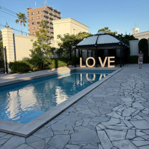 プールがあり、プールを挟んでブーケプルズをおこないました|766092さんのベイサイド迎賓館（鹿児島）/テイクアンドギヴ・ニーズウェディングの写真(2597664)