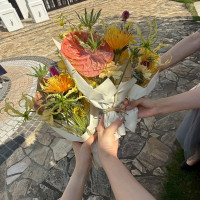 式後には会場装花をミニブーケにしてゲストの方に♡好評でした！