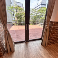 会場外。庭。