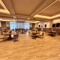 ウッド調のナチュラルな会場