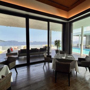 カジュアルバーみたいな会場のゲスト待合室|766152さんのノートルダムマリノア/FIVESTAR WEDDINGの写真(2554400)