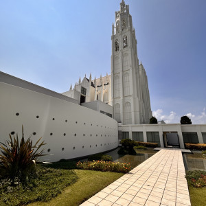 チャペル横側と、移動ルート|766152さんのノートルダムマリノア/FIVESTAR WEDDINGの写真(2554167)