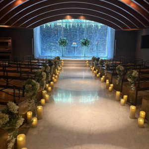 青のバックが印象的な挙式会場|766154さんのGLOBAL WEDDING DIADE (ディアーデ)の写真(2513453)