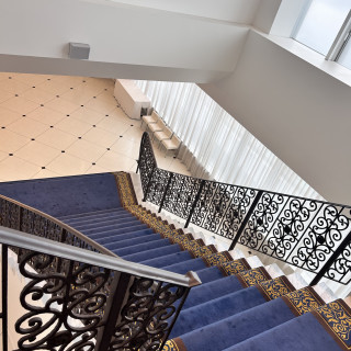 挙式後別の通路からこの階段でフラワーシャワー