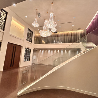 横からみた階段ここでフラワーシャワーやブーケトス