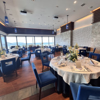 ブルーの椅子が印象的