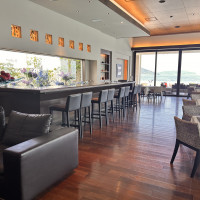 ブルーが印象的な会場のゲスト待合スペース