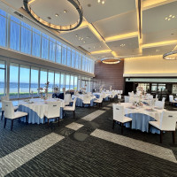 大きな窓、じゅうたん、シャンデリアが素敵