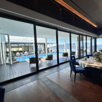 天井低いが窓が多めで日差しがたくさん入る