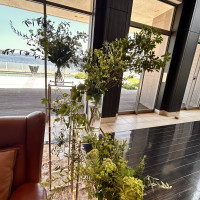 ナチュラルな雰囲気の装花でまとめていた