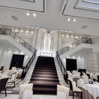 真ん中に大きな階段があってここから入場