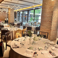 自然光が入ってくる会場