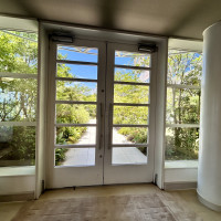 挙式場でたところ、晴れていたらこのドアを出てフラワーシャワー