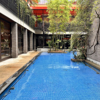 都会の中のプールサイド