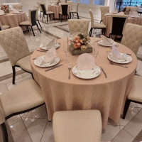 会場雰囲気に合ったテーブルコーディネート