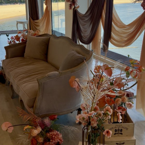ナチュラルな椅子に周りの華やかな花|766253さんのOCEAN&RESORT MARIZON(オーシャン＆リゾート マリゾン)の写真(2513648)