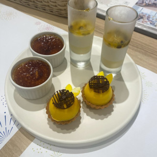 ケーキ3種。一番人気のクリームブリュレは本当においしい。