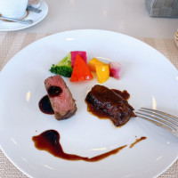 お肉は柔らかい牛肉
煮込みとステーキの2種