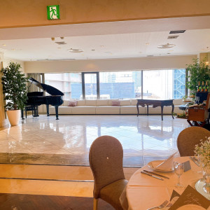 最上階会場、グランドピアノがおいてあり景色も抜群|766258さんのザ コンチネンタル横浜の写真(2514017)