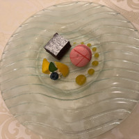 試食のチョコケーキ、マカロン、フルーツ。