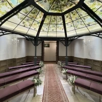 挙式会場。新郎新婦とゲストの距離が近い。席は斜めでよく見える