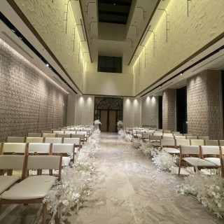 バージンロードもフラワーシャワーが生える大理石基調です。