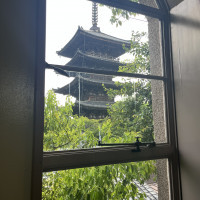 クラシックな披露宴会場の窓から見える五重の塔