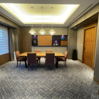 スイートルーム。結婚式当日は料理を準備する会場に。