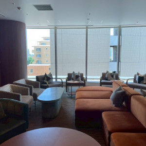 たくさんの種類の椅子がある控え室|766418さんのザ マークグランドホテル（THE MARK GRAND HOTEL）の写真(2530294)