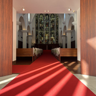 ステンドグラスの挙式会場です。